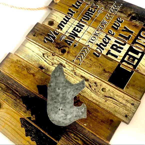 Cabin. Bear. Woods. Adventure. Decor. - Picture 1 of 3